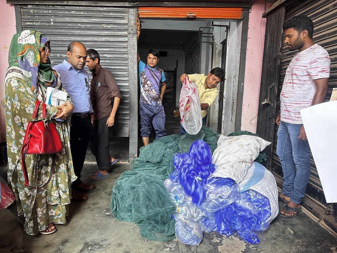 সাপাহারে মোবাইল কোর্ট অভিযান, অবৈধ জাল জব্দ ও অর্থদণ্ড